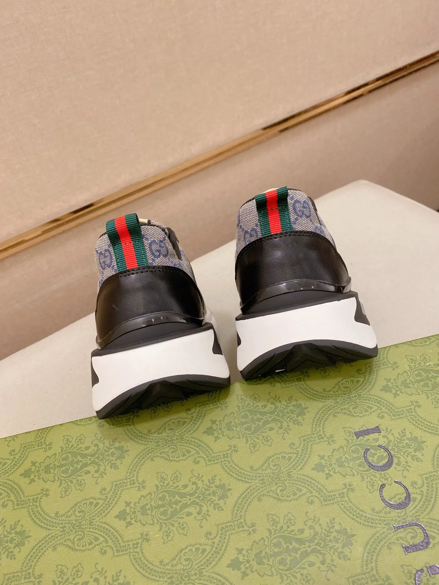 Factory price 442 men's shoes 💰New GUCCI (Gucci) counters are on the market at the same time, new men's shoes, 😘fabrics are selected imported cowhide, lining: sheepskin lining. 👍🏿 High-end ☄️ air-cushion molded anti-slip rubber outsole, exquisite lines, simple and elegant, comfortable and high-end for leisure travel. Code number: 38 to 44 (45 can be customized and cannot be returned or exchanged)
